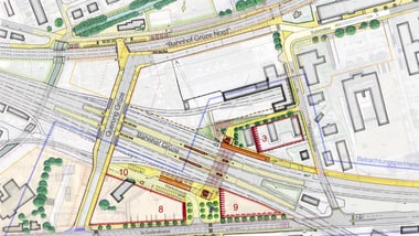 Stadtplan mit Strassen, Gebäuden und Eisenbahnschienen.