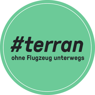 Grüner Kreis mit Text '#terran ohne Flugzeug unterwegs'.